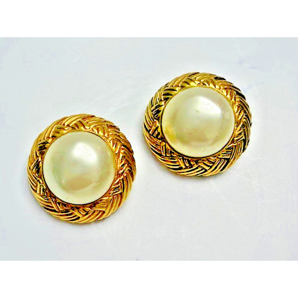 CHANEL CC Logo Button Earrings Clip-On Faux Pearl Gold France Accessory Vintage - Picture 1 of 10